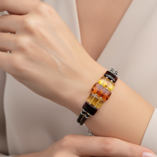 bracciale elementi squadrati indossato