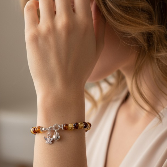 bracciale charm angelo indossato