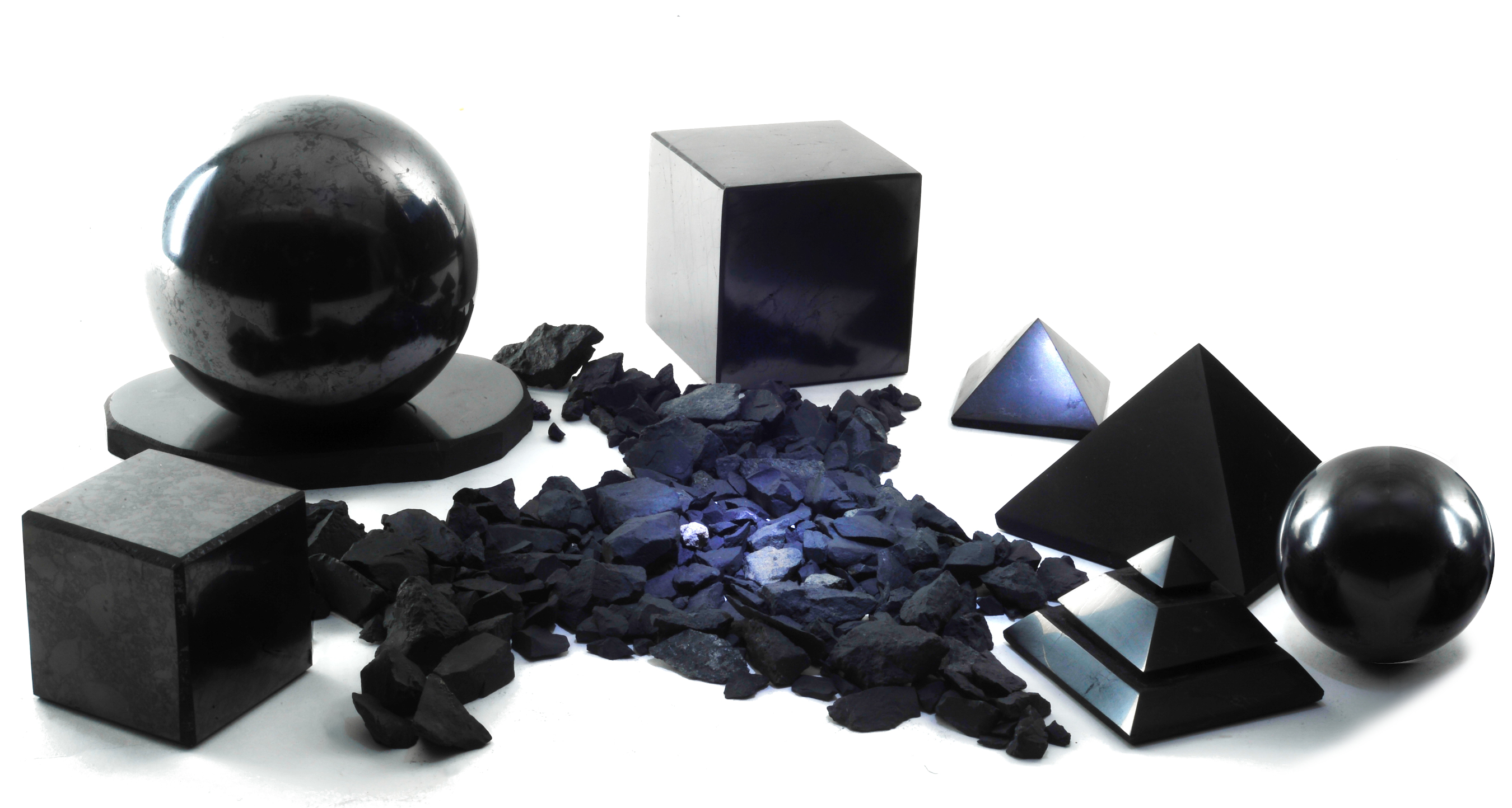 composizione di oggetti in shungite